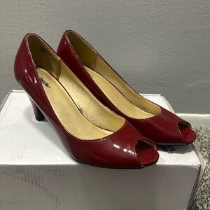 Peep toe parent pumps, size 8 1/2